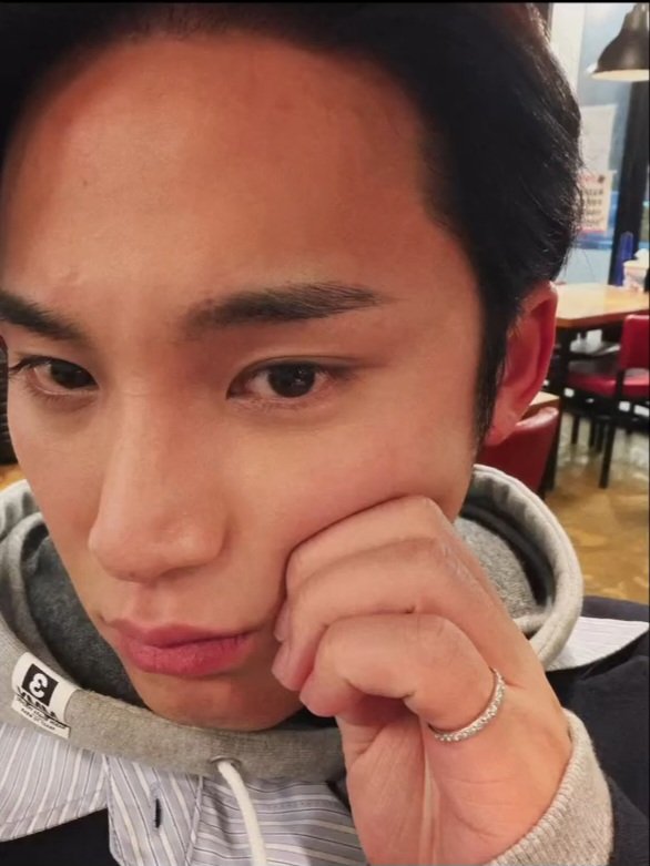 gyumedia's tweet photo. these mingyu selfies 🖤 https://t.co/YJBD55XWRG