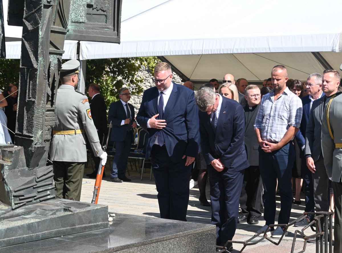 Ambafrance_Sk's tweet photo. 09/09-Bratislava -Veľvyslanec @surannicolas si uctil pamiatku  obetí Holokaustu a rasového násilia. 🇪🇺 ideály boja proti všetkým formám rasizmu a antisemitizmu sú dnes aktuálnejšie viac ako kedykoľvek predtým. 
https://t.co/SVuO2HafDN https://t.co/2lBzy9wCBj