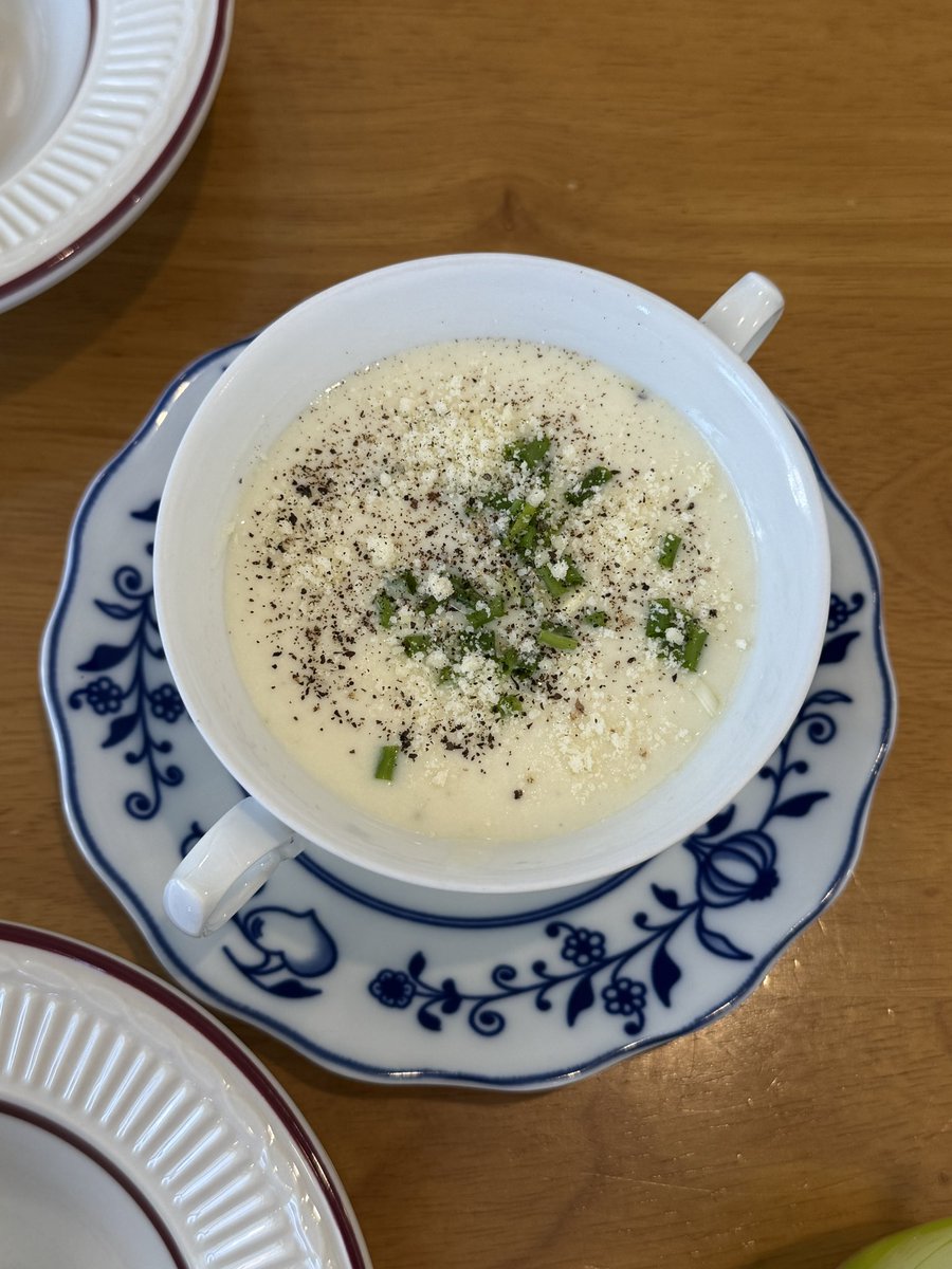 mull296's tweet photo. 오늘 아침 8시 각책모 끝나고 전주 매미식당, 차가운 감자스프와 청귤에이드 https://t.co/aJZM1sWIXR