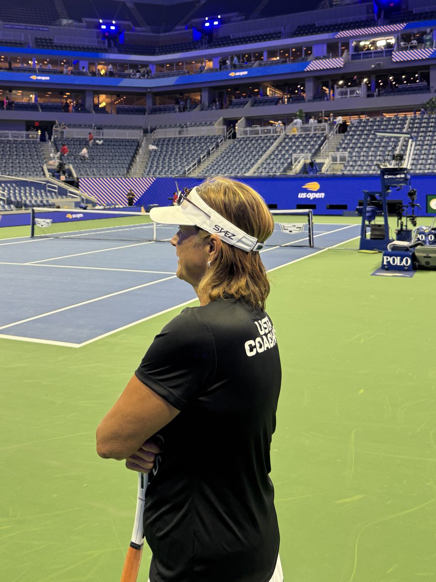 StaezOfficial's tweet photo. STAEZ on Gigi Fernandez
Arthur Ashe Stadium. US Open.

IG @gigifernandeztennis17

Winners wear STAEZ.
Play to win.

https://t.co/ItR5w2xuLD
https://t.co/LJWH33tFXp

#STAEZ #PlayToWin #GigiFernandez #USOpen #tennis #sunglasses #hats #sports https://t.co/UV6vBY7IbU