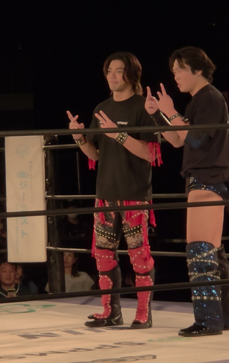 FUTABA104's tweet photo. 両国国技館大会
To-yくんと���青くんでタッグ!
コンビ?名は
『T2K2(仮)』
たけちかいせいとこじまとーい(笑)
突発的にポーズが決まった?✌🤣✌
コンビ名募集らしい(笑)
私は『T2K2』めっちゃ好き✌✌
#T2K2
#ddtpro
@kaiche_official https://t.co/XtNnwAXcjv