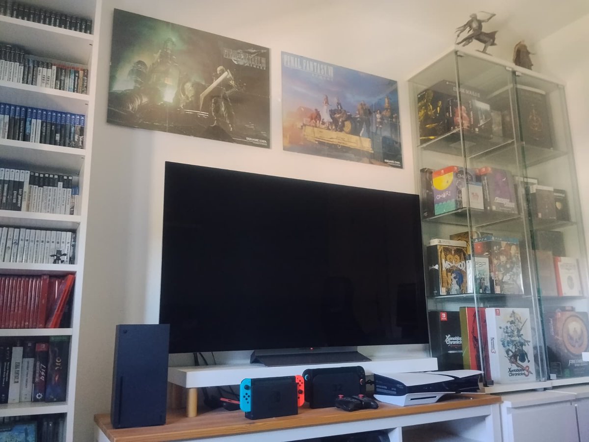 KloudStrifeFF7's tweet photo. Ya que veo este tweet, aprovecho para enseñar mi cuarto con 34 años. Lleno de videojuegos, de ediciones coleccionista, consolas, posters de Final Fantasy, steelbooks (no se ven en las fotos)...

Si es que no hay cuarto más bonito que el mío 😗 No hay que sentir vergüenza por ello https://t.co/BF6tcY5RYl