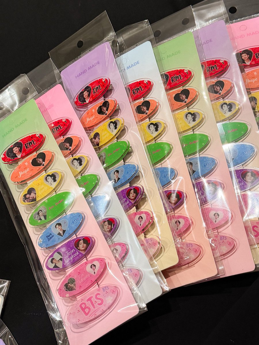 melovesbts7's tweet photo. Utk msian army.. yang tengah cari ideas utk beli freebies boleh singgah sini tengok vid ni. Mua mjlis sy army juga so kita tolong support 🤭😍 

Yg panjang rm15
Yg pendek rm3.50, buy 3pcs rm10 

Kalau nak drop comment. 

@BTSMarketMY 🙏🏻 #armybts #concertfreebies #btsinkl https://t.co/r6HgycEzgv