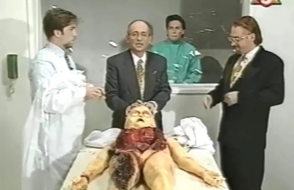 fedeebongiorno's tweet photo. Mucha gente piensa que Chiche realmente estaba vendiéndole a su público que su autopsia al alien era real. En realidad estaba haciendo lo contrario, había un supuesto video del hecho en Estados Unidos circulando por los medios y él quiso desmentirlo

Chiche transmitió el “documental” y luego hizo su propia recreación del material para demostrar que era falso. Más de 200 universidades a nivel mundial utilizaron su experimento para enseñar sobre fake news