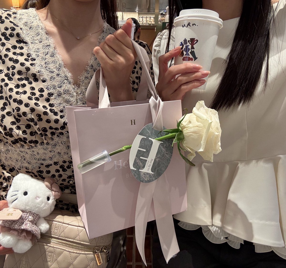 m_0222_p's tweet photo. Herlipto Beauty新宿LUMINE店open previewへ✨
1日早いですがオープンおめでとうございます💐丁寧にタッチアップしていただき、新色購入しました💄新宿で気軽に立ち寄れるのがうれしいな🤍店員さんお手製のバラもノベルティも可愛い🩷 #herlipto https://t.co/qAjFzpcK7n