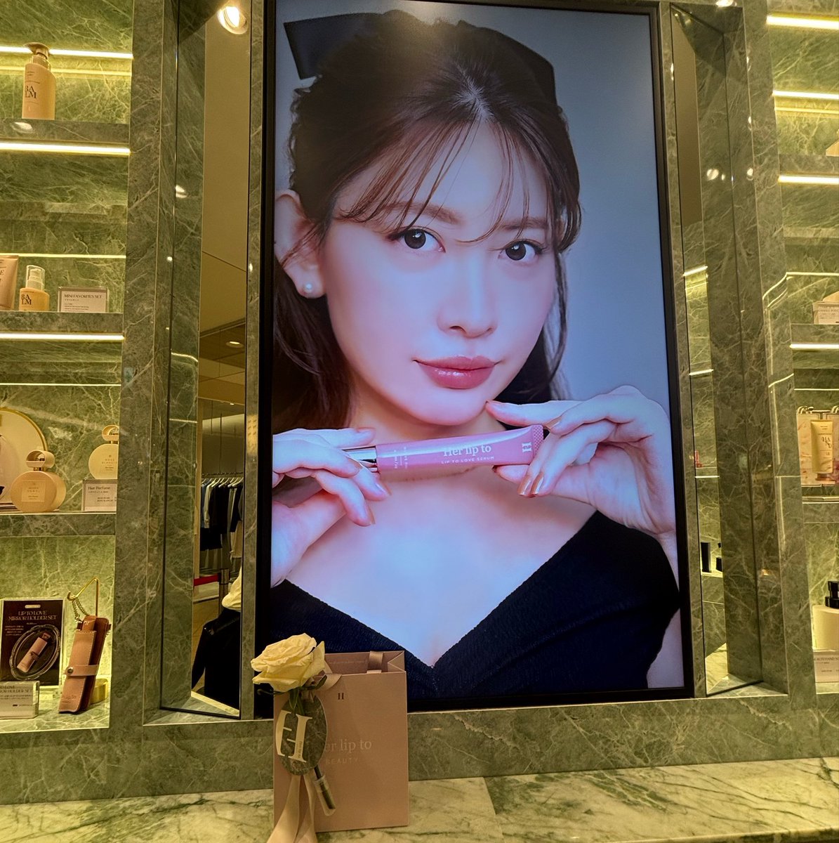 m_0222_p's tweet photo. Herlipto Beauty新宿LUMINE店open previewへ✨
1日早いですがオープンおめでとうございます💐丁寧にタッチアップしていただき、新色購入しました💄新宿で気軽に立ち寄れるのがうれしいな🤍店員さんお手製のバラもノベルティも可愛い🩷 #herlipto https://t.co/qAjFzpcK7n