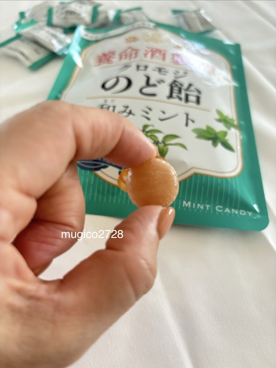 mugico_2728's tweet photo. 職場の薬剤師さんが「インフルエンザ流行ってるから。休憩時間にこれ食べて予防して」って、ウィルス99.5%以上ブロックするクロモジ飴をくれたから食べてみたら… https://t.co/AF3TvQsIbC