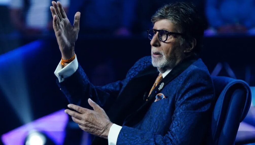 NayaLook's tweet photo. सदी के महानायक अमिताभ बच्चन के फैंस के लिए एक ऐसी खबर सामने आई है, जिसने उन्हें चिंता में डाल दिया है।
@SrBachchan #KBC #KaunBanegaCrorepati #BigB #AmitabhBachchan #KBCNews 
https://t.co/YZvqQnlpZx https://t.co/4D25vphShP