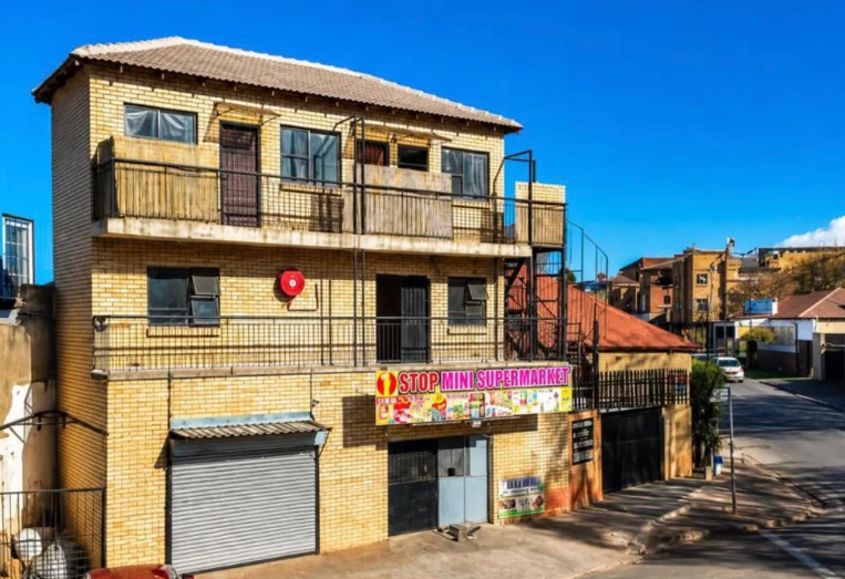 ClassifiedPosts's tweet photo. R1,600,0000 INCOME-GENERATING PROPERTY | 4 UNITS &amp; 2 SHOPS. Looking for a property that generates income from both residential and commercial tenants? This well-positioned mixed-use property in the heart of Mayfair JHB https://t.co/kf6Jo2aaVM https://t.co/MZhgTFbzZr