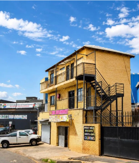ClassifiedPosts's tweet photo. R1,600,0000 INCOME-GENERATING PROPERTY | 4 UNITS &amp; 2 SHOPS. Looking for a property that generates income from both residential and commercial tenants? This well-positioned mixed-use property in the heart of Mayfair JHB https://t.co/kf6Jo2aaVM https://t.co/MZhgTFbzZr
