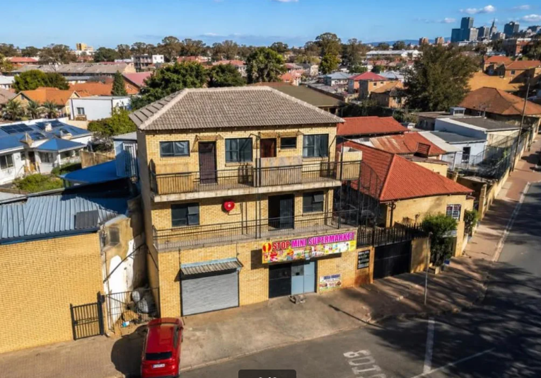 ClassifiedPosts's tweet photo. R1,600,0000 INCOME-GENERATING PROPERTY | 4 UNITS &amp; 2 SHOPS. Looking for a property that generates income from both residential and commercial tenants? This well-positioned mixed-use property in the heart of Mayfair JHB https://t.co/kf6Jo2aaVM https://t.co/MZhgTFbzZr