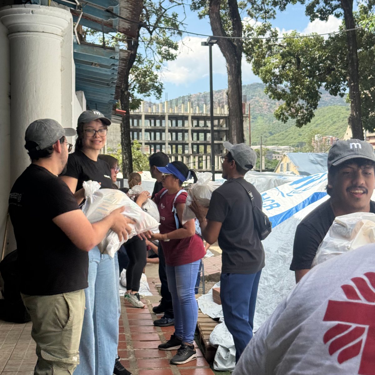 messangi's tweet photo. Más de 400 bolsas de alimentos y 400 kits de higiene: así acompañó Messangi a Cáritas Venezuela tras los recientes sismos. 🫂
El servicio comunitario fortalece los lazos internos y reafirma los valores de nuestra empresa.
#Messangi #ResponsabilidadSocial #Voluntariado https://t.co/nn6a95Z47b