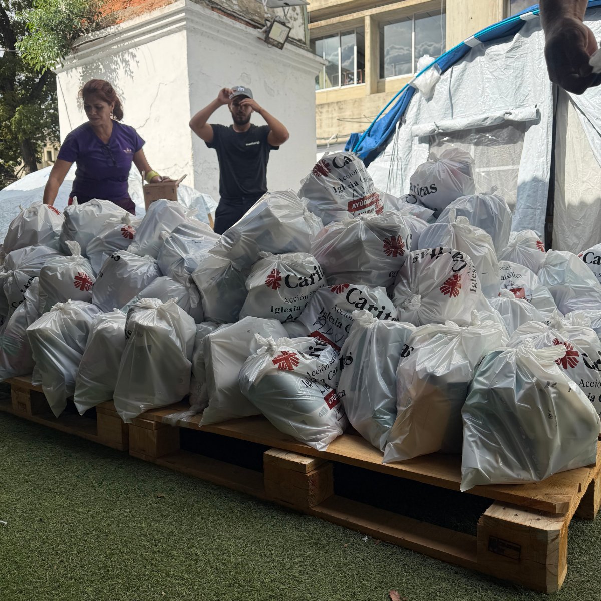 messangi's tweet photo. Más de 400 bolsas de alimentos y 400 kits de higiene: así acompañó Messangi a Cáritas Venezuela tras los recientes sismos. 🫂
El servicio comunitario fortalece los lazos internos y reafirma los valores de nuestra empresa.
#Messangi #ResponsabilidadSocial #Voluntariado https://t.co/nn6a95Z47b