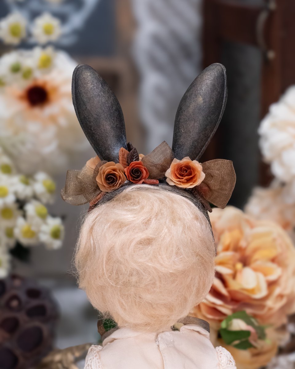 AtelierKurukuru's tweet photo. 【販売品3🐰】
アンティークうさぎ耳カチューシャ

アイアン-iron-
幼SDサイズ/¥5800

こちらは【販売品1】の幼SDサイズです！
ぜひ、お手元の子を小さなうさぎさんにしてあげてください🐰

#アイドール
#アイドール大阪 https://t.co/sQbvpYpuGk