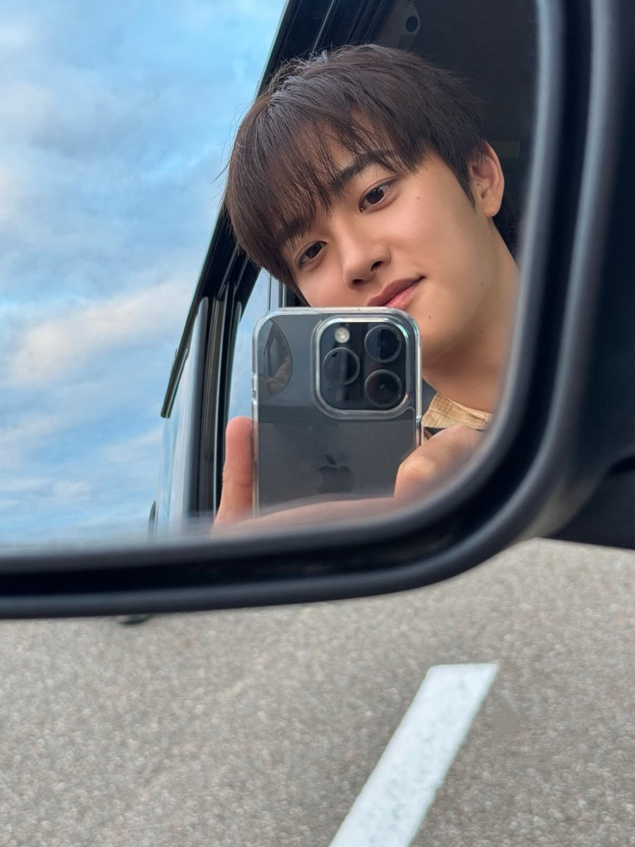 shfndsa's tweet photo. DUHH LANGKA BANGET INII DIA MIRROR SELFIE😍🤏🏻 https://t.co/a2KOTfcztl