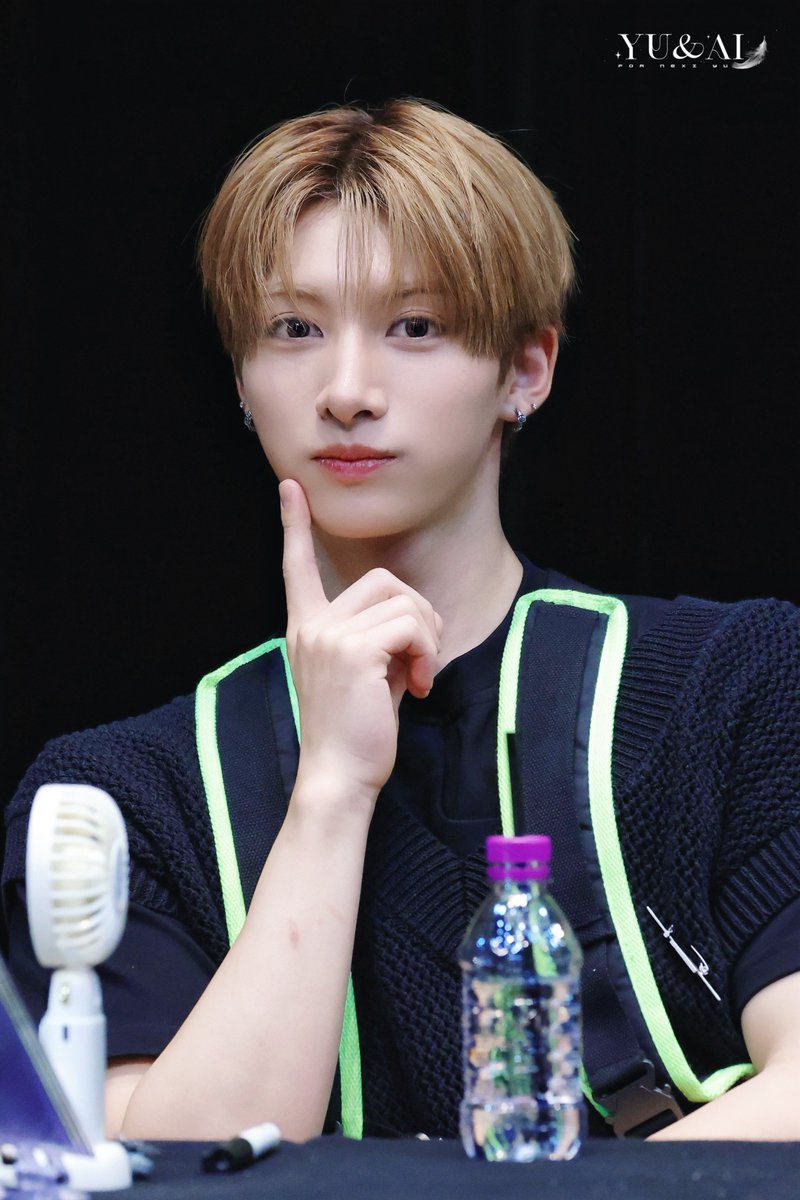 yuandai0427's tweet photo. 260903 Fansign HQ1

🌻

#NEXZ #YU 
#ユウ #유우 
#ネクスジ #넥스지 https://t.co/4jwVL9y7Hn