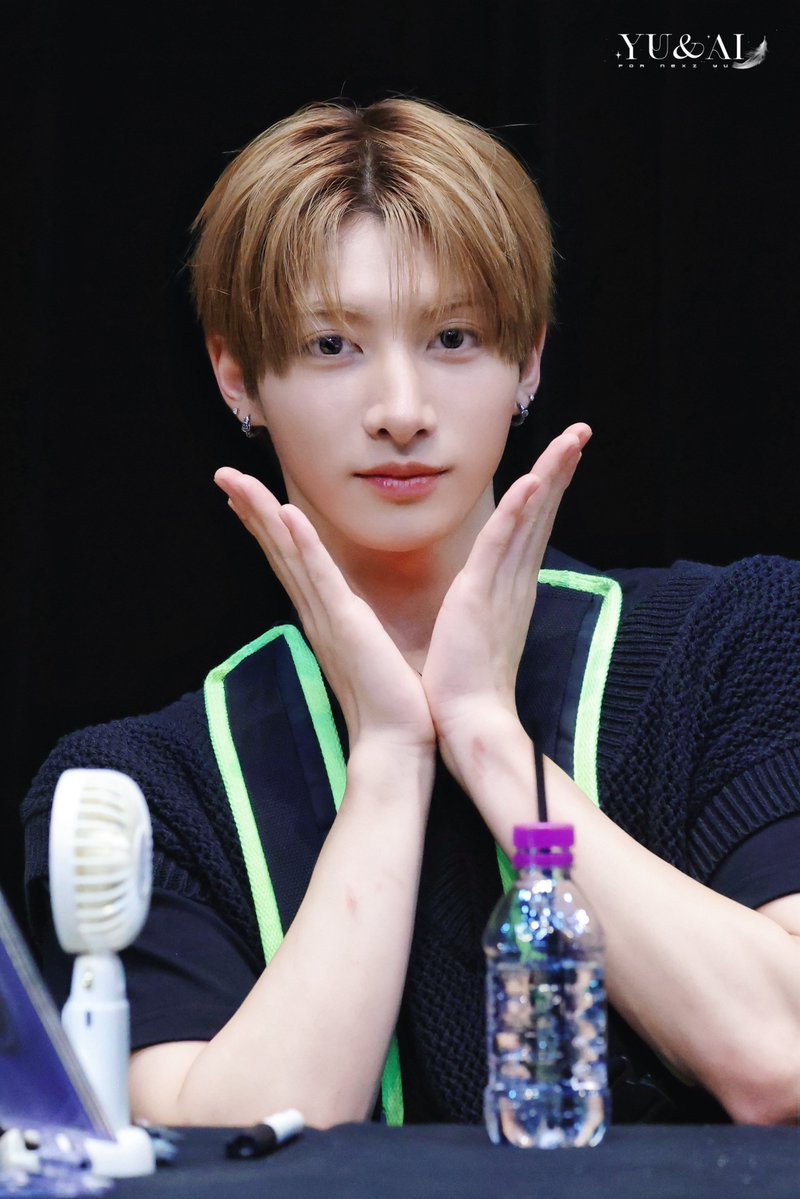 yuandai0427's tweet photo. 260903 Fansign HQ1

🌻

#NEXZ #YU 
#ユウ #유우 
#ネクスジ #넥스지 https://t.co/4jwVL9y7Hn