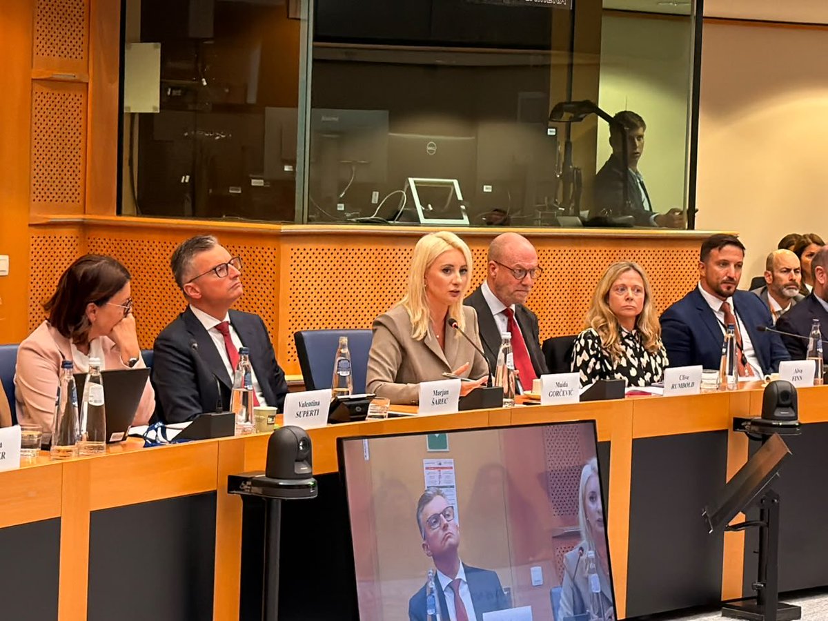 maidagorcevic's tweet photo. Zahvaljujući konkretnim rezultatima i obnovljenoj reformskoj dinamici, Crna Gora je snažno pozicionirana u fokusu evropske politike proširenja. 🇲🇪🇪🇺

U tom kontekstu, na poziv izvjestioca Evropskog parlamenta za Crnu Goru @sarecmarjan, u Evropskom parlamentu u Briselu razgovarala sam o završnoj fazi našeg pristupnog procesa, mapi puta i narednim koracima ka punopravnom članstvu u Evropskoj uniji.

Uvjerena sam da zajedno možemo učiniti da pristupanje Crne Gore bude ne samo državni, već i evropski uspjeh i snažna potvrda da proširenje može učiniti EU snažnijom.

Hvala Marjanu Šarecu na pozivu i otvorenoj razmjeni mišljenja, kao i @VSuperti, @alvfinn i Klajvu Ramboldu na sadržajnoj diskusiji o narednim koracima Crne Gore na evropskom putu. 🇲🇪🇪🇺

#28by28 #NextEUMember