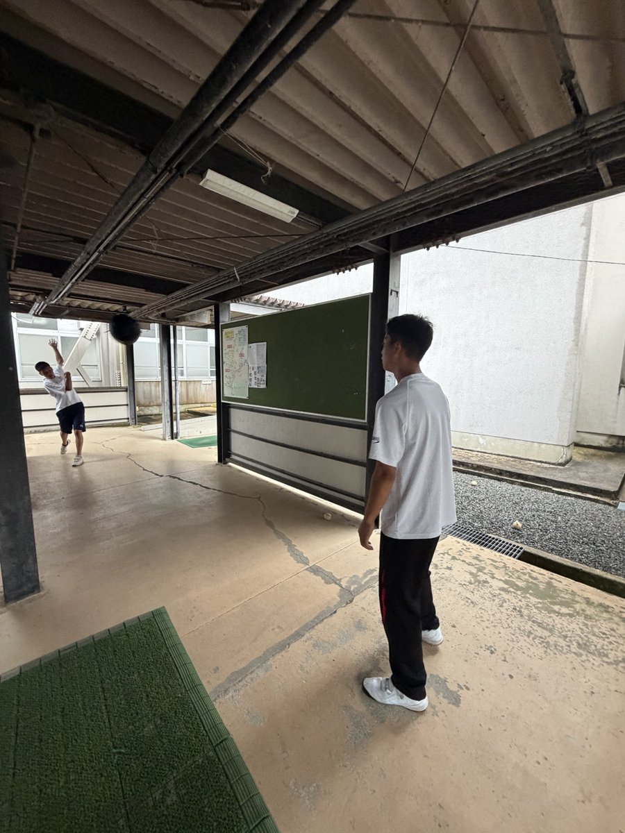 ktkwdbaseball's tweet photo. ⚾️練習
・トレーナーさんによるトレーニング
・ウエイトトレーニング
・ティーバッティング
・メディシン
トレーナーさんに教えていただいたことをしっかり意識して、普段の動きにも活かしていきたいです！ウエイトでは一人ひとりが目標を持ち、達成に向けて一生懸命取り組みます！
 #北桑田 #高校野球 https://t.co/DFWEgoBPYH