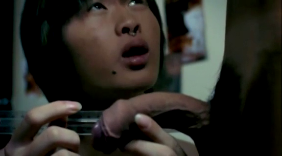 randomdog1994's tweet photo. 新加坡电影 《十五》
Singapore film, 15: The Movie (2003)
https://t.co/UwnblpiM48

两个青年比大小，用尺子量鸡鸡的场景

#电影露鸟 #露鸟 https://t.co/zaRF8rpC1b