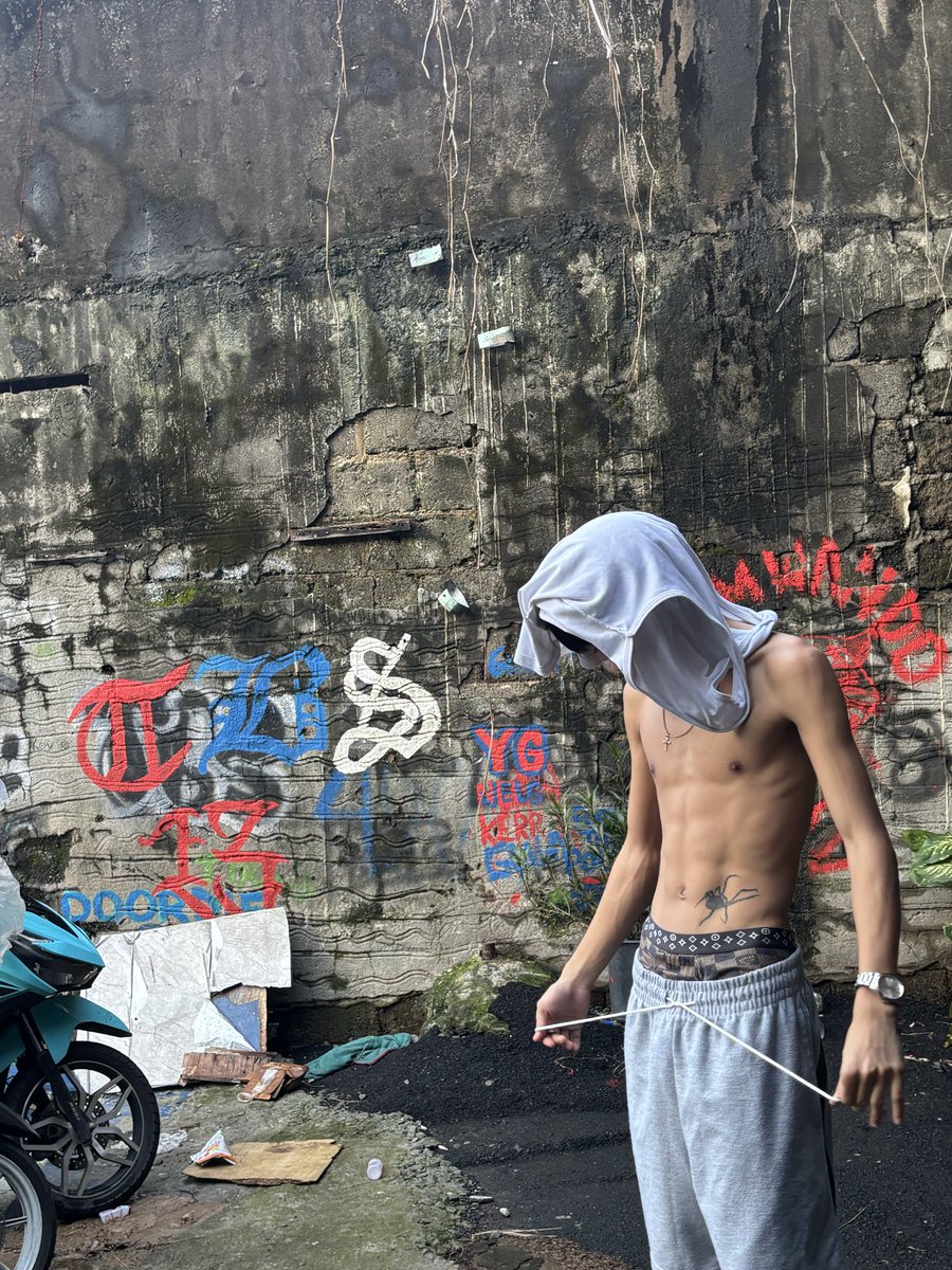 naiisgood's tweet photo. Living is harder than dying.. https://t.co/HMFZvoBryi
