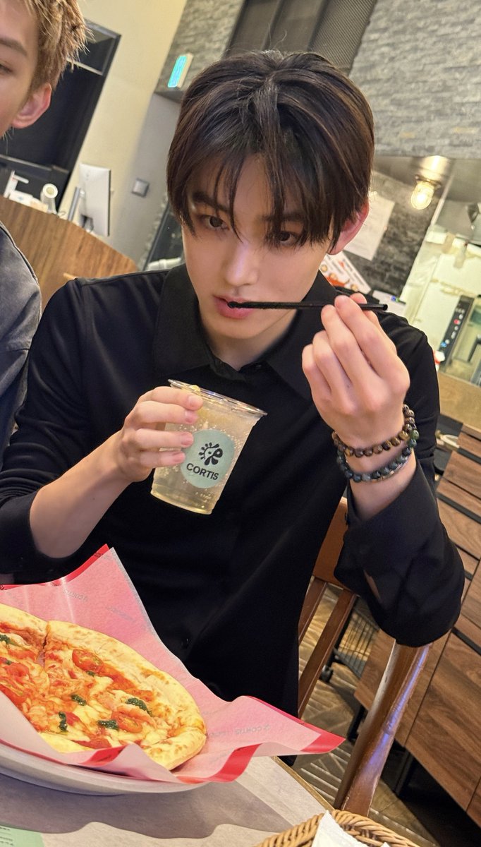 Eawsh's tweet photo. 소개팅 받으러 갔는데 이런 남자 앉아있으면 어떡할거임

ㄴ선 채로 기절함.. https://t.co/4KMtQfDk8n
