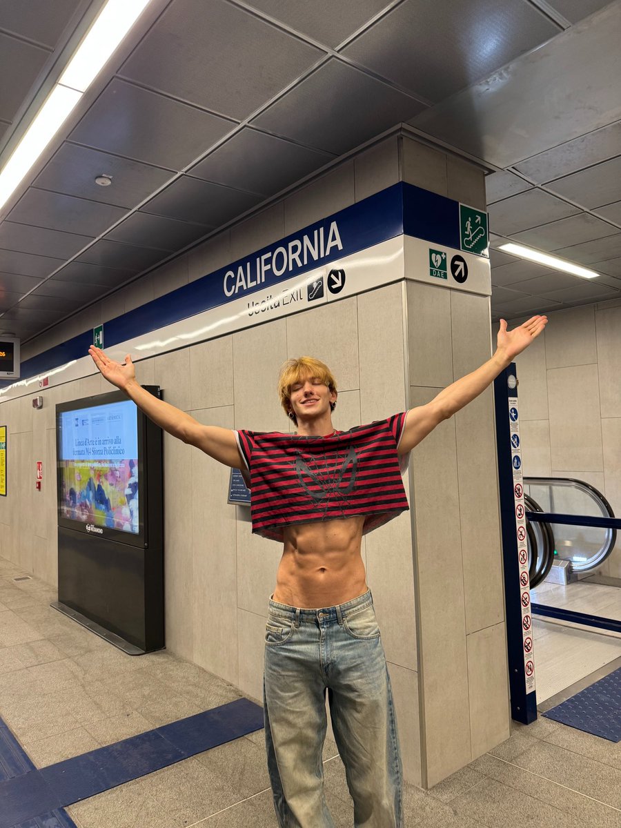 andrii_bibi's tweet photo. Yes or no crop top on boys ? https://t.co/C1wtkn5MI3