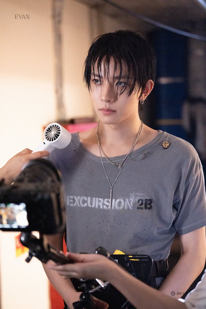 evanweverse's tweet photo. [260909] MEDIA 

#EVAN ‘DEATH OF ME’ MV Photo Sketch

(1/3)

#에반 #HEESEUNG #희승 #DEATH_OF_ME https://t.co/x2PoOTeq4o