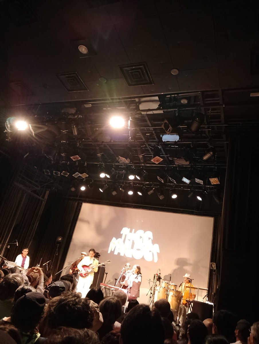 kitakitakit's tweet photo. 【ジ・マーローズ／Thee Marloes】
260909
ライブ編。
渋谷WWW X
・
晴れたら空に豆まいて２０周年記念
ジ・マーローズ『ディ・ホテル・マリブ』
ジャパン・��アー２０２６
・
インドネシア産ソウル。古いようで新しい。歌曲の終わりがダイナミック。色々ツボ。

#ジマーローズ
#TheeMarloes https://t.co/0rtwB2GSsm