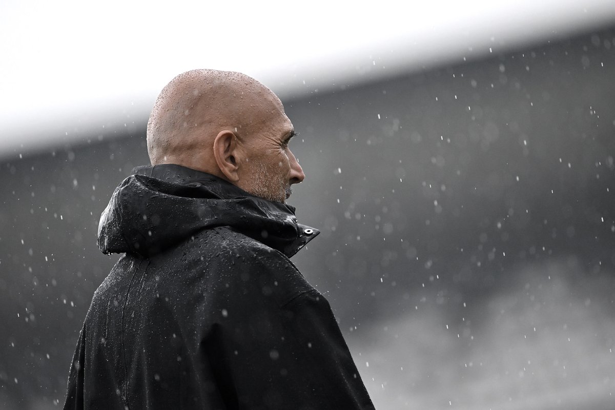 juventusfc's tweet photo. 📸🌧️ https://t.co/YWF7T300se