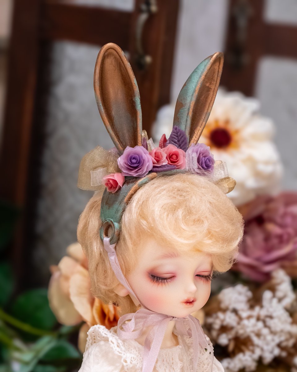 AtelierKurukuru's tweet photo. 【販売品4🐰】
アンティークうさぎ耳カチューシャ

ブロンズ-bronze-
幼SDサイズ/¥5800

こちらは【販売品2】の幼SDサイズで��！
お花はアイアン・ブロンズともにSDと同じ配置です💐
すごく小さいですが、丁寧にひとつひとつ作られているので、ぜひご覧くださいませ〜！

#アイドール
#アイドール大阪 https://t.co/GTdocje0Ze