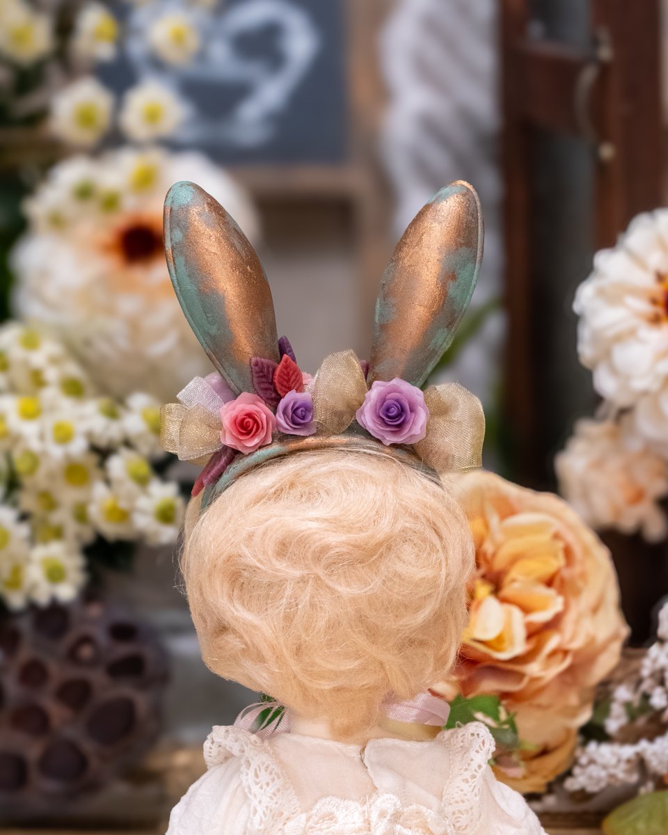 AtelierKurukuru's tweet photo. 【販売品4🐰】
アンティークうさぎ耳カチューシャ

ブロンズ-bronze-
幼SDサイズ/¥5800

こちらは【販売品2】の幼SDサイズで��！
お花はアイアン・ブロンズともにSDと同じ配置です💐
すごく小さいですが、丁寧にひとつひとつ作られているので、ぜひご覧くださいませ〜！

#アイドール
#アイドール大阪 https://t.co/GTdocje0Ze