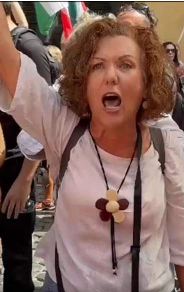 Free4futur99001's tweet photo. Grazie al @ilfoglio_it, facciamola diventare famosa questa signora che davanti al nostro parlamento canta: 
"Viva Hamas, Hezbollah, gloria eterna a Nasrallah"
@Piantedosim secondo noi qui c'è più di qualche reato penale. https://t.co/7rFzU8XNh1