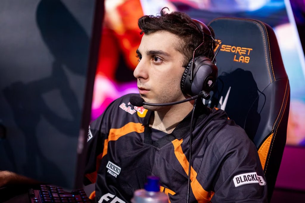 dpmlol's tweet photo. EUW Rank 1 FNC Vladi lost 740 LP in 8 days,  36 loses - 23 wins. He’s averaging around +25 / -35 LP per game 🚨

He still has a 450 LP lead over EUW Rank 2 📊 https://t.co/WhS6Zs8gJO