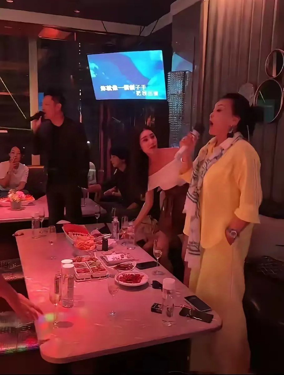 MerveBozkuxwcs's tweet photo. Spontaneous KTV sing-along hits! Belting out favorite tracks with friends, turning a fun night into unforgettable moments. #KTVVibes #SingOutLoud， https://t.co/bQGr6bQyPf