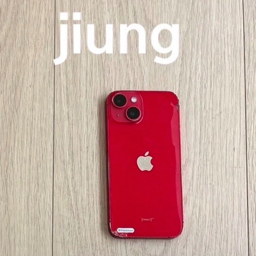 ungmvs's tweet photo. huge fan of jiung just rawdogging his phones. No screen protectors No phone cases no nothing https://t.co/0oxIdjy9K7