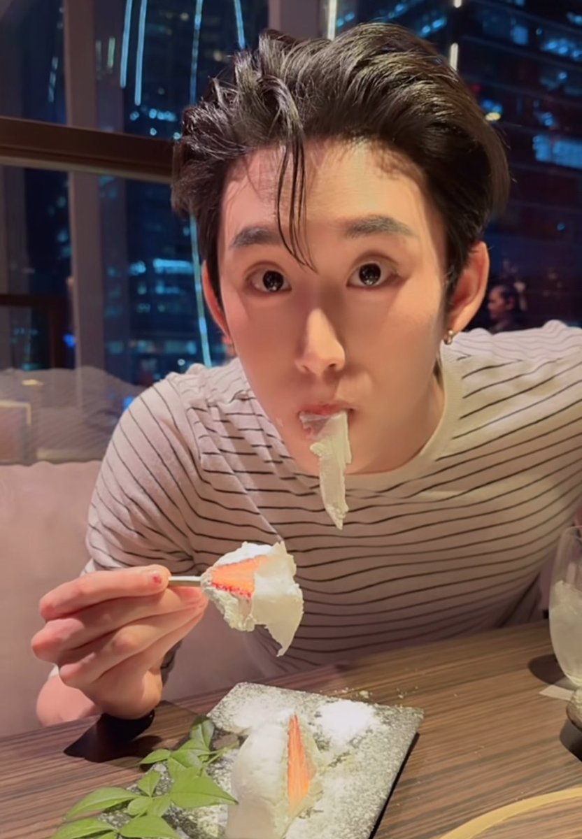 valcrazyforWE's tweet photo. EST WITH POND TODAY?!?! 👀😭🤏🏻

same shirt omg!!! Secret work with him or just meeting for dinner?!?! 
Cr: 1001times https://t.co/X9x8LaX52x