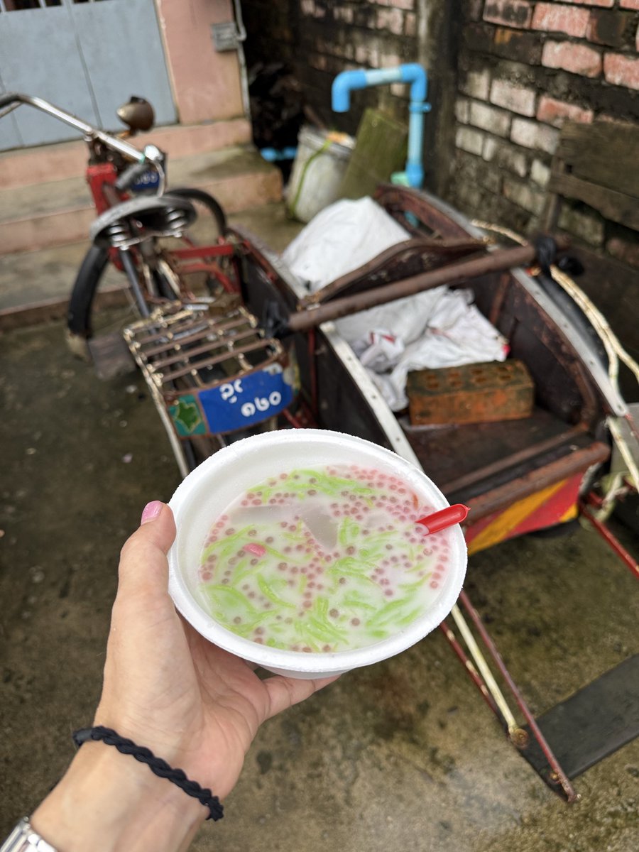 miya8025's tweet photo. ミャンマーの車のナンバー奇数偶数で運転できる日が別れていたのが解除されてやっと毎日出勤出来るー！
喜んでいたらお菓子売りの子が来たのでミャンマーのスイーツを買いました。（激甘）
 #Myanmar
 #Yangon https://t.co/yhZBZoiFmS