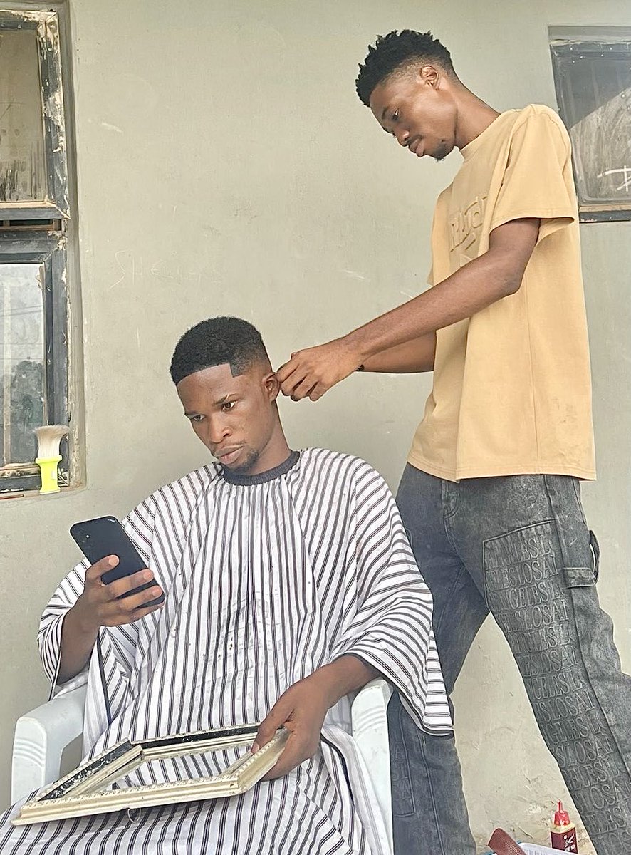 5starbarber_1's tweet photo. thank god say I been take my barbing serious that year. Na waggy I dey pity like this https://t.co/y2Xicazfba