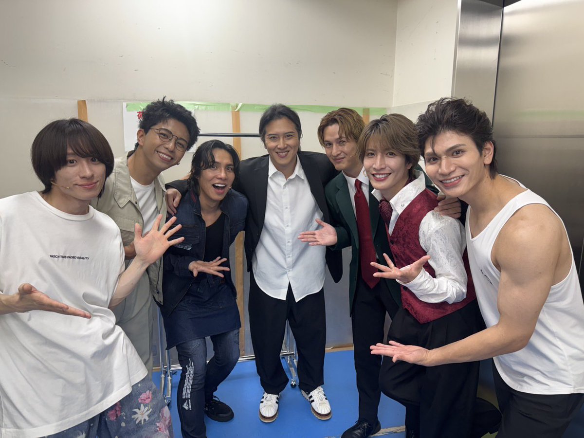 takuya_matsuri's tweet photo. デカホシ無事に初日迎えました☺️❤️‍🔥

とーっても緊張したけど
とーっても楽しかったです❤️💙

こんなMATSURIきっとこの舞台でしか
観れない���すし、なにより全力で
僕らも楽しんでいます🥹💕

あまりに全力なので日々身体の痛みが増すくらいに身体も声ものども頭も使います😂💗

僕らホシ編は楽しんだもん勝ちな舞台なので
とにかく楽しむをモットーに最後まで駆け抜けていきたいと思います🥹❤️‍🔥

ぜひ最後まで応援してね😭❣️❣️❣️

初日、��りがとうございました😊💓
明日もアルを全力で楽しんできます🥹❤️‍🔥

お弁当は尾上松也さんが差し入れしてくださいました😍おいしかったです😊💙

#MATSURI
#デカホシ
#松岡卓弥
#尾上松也 さん