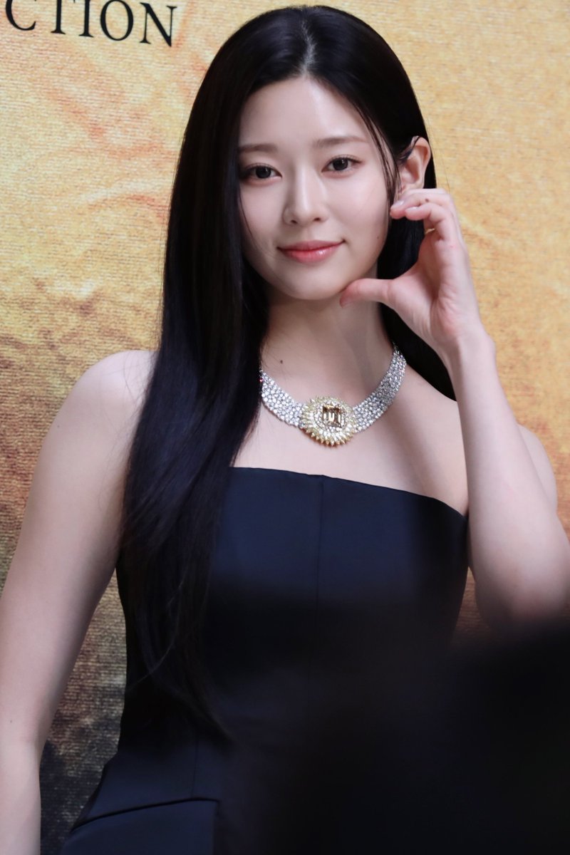 20_5mhz's tweet photo. 260909 다미아니 김민주 #민주 #김민주 #ミンジュ https://t.co/ec8B7OZ5N7