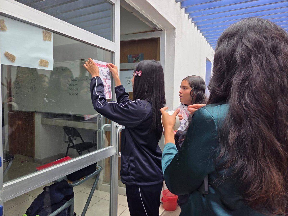 FnerrrAguas's tweet photo. Fenerianos del comité del Telebachillerato Estatal Lomas del Ajedrez, realizan difusión sobre ¿Qué es la FNERRR? En su institución. 

Muy bien compañeros! 🔥 https://t.co/NjM4WG2zVd