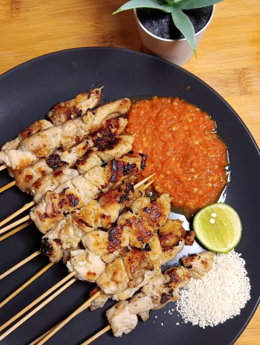 nadifasl's tweet photo. kalau disuruh pilih, kalian lebih suka sate taichan atau sate madura??? https://t.co/h96LxkbSOb
