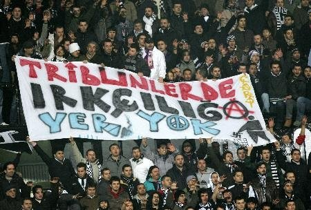 utkusen's tweet photo. Beşiktaş tribünlerinde solcu damar da milliyetçi damar da hep güçlüydü. Ama ayrımcılık ve ırkçılık yapmama konusu hep ortak görüş olmuştur. pkk aleyhine 20 yıldır hep slogan atılır ama kürtleri incitecek bir söz söylenmez. Van depreminde en çok (belki tek) çaba harcayan tribün de Beşiktaş olmuştur. Yörenin insanı bunu asla unutmaz belki 100 sene sonra bile hatırlanır.

Beşiktaş’ı diğerlerinden ayıran şey, güçlünün değil ezilenin yanında olmasıdır. Ortada kötü niyetli insanlar var yok değil. Ama Türkiye klübü olmaya çalışan iyi niyetli bir Amedspor taraftarı da var. Bunlar sayıca daha yüksek. Türk bayrağı açmalarından da bunu anlayabiliyoruz (sosyal medya provakatörlerini boşverin) Bu insanlar gittikleri yerlerde “yeşil” pankartlarıyla hakarete uğruyor.

Beşiktaş taraftarına yakışan ilk eli uzatmak olmalıdır. Belki o el Türkiye’nin bütünlüğüne giden yolda büyük bir adım olur. Bu insanları ülkenin parçası saymamak bence esas bölücülüktür.

Karşı taraf o eli reddedip saygısızlık yaparsa da o Beşiktaş’ın büyüklüğünden bir şey eksiltmez. Onların yanlışı olur. Bir daha da kimse el uzatmaz. "Bize el uzatılmadı" da denemez.