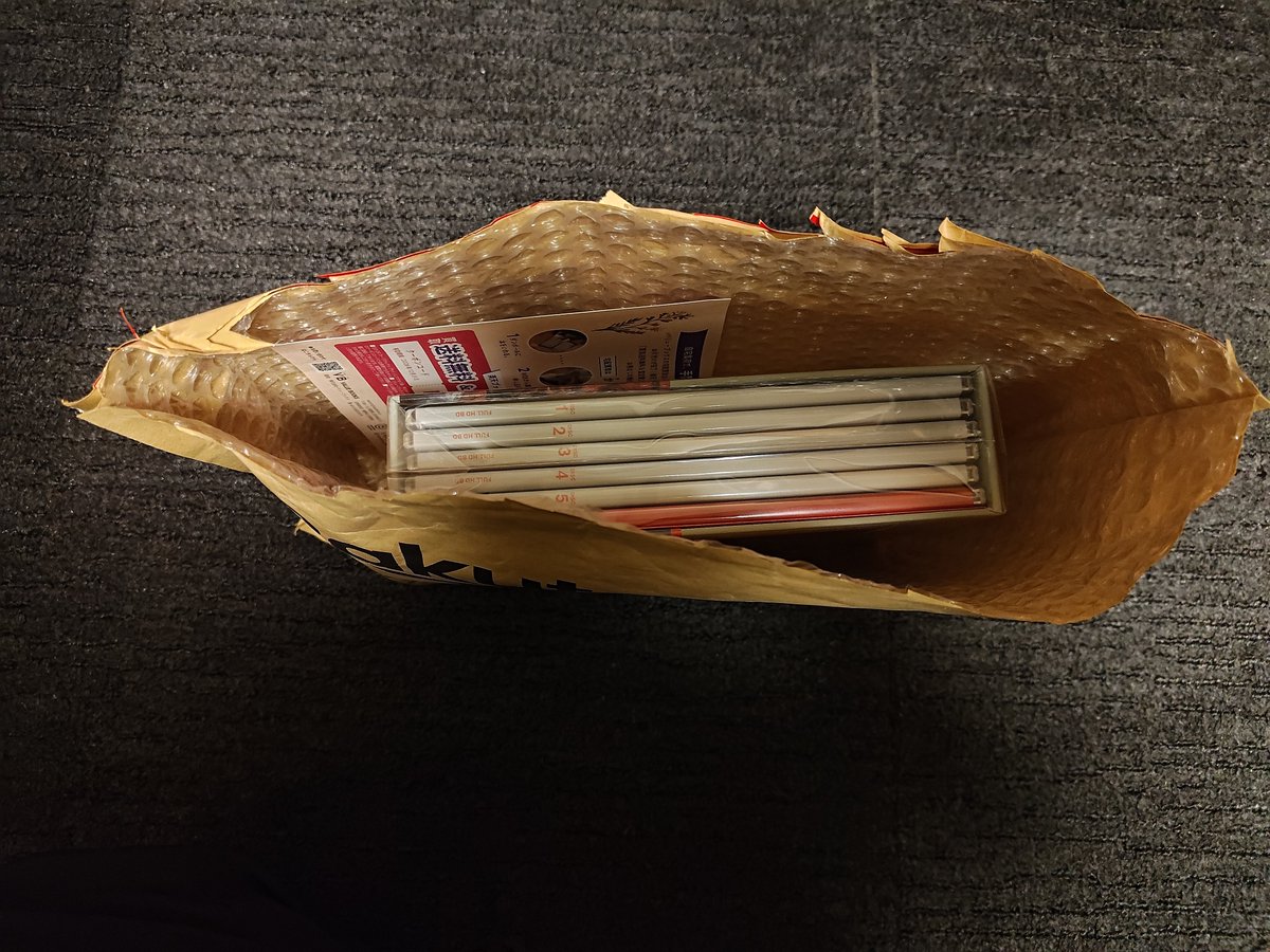 Ike_san45's tweet photo. Amazonはなんでも紙袋で送ってくるから楽天ブックスでBlu-ray Boxポチったらこっちも紙袋だった、。中にプチプチがあるので少しだけマシかも。 https://t.co/q9KlSdpD9S