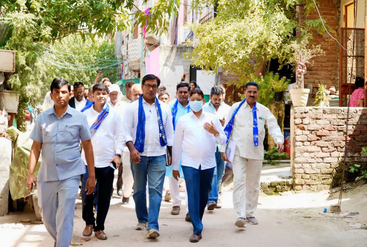 KumarSudeshArya's tweet photo. मान्य बहन कु मायावती जी के आदेशानुसार आज बहुजन समाज पार्टी दिल्ली प्रदेश मुख्य सेक्टर प्रभारी व राज्यसभा सांसद श्री रामजी गौतम सर ने मुंडका औधोगिक क्षेत्र में सेफ्टिक टेंक साफ करने के दौरान जहरीली गैस के चपेट में मौत होने पर पीड़ित परिवारों से मिले थे साथ ही परिवार से वादा किया था हर सम्भव आर्थिक मदद करवाने व बच्चों को मुफ्त शिक्षा एवं पुनर्वास कराएंगे. 
मान्य सांसद श्री रामजी गौतम सर के अथक प्रयास से तीनो परिवार को 30-30 लाख रुपये की मदद करा दी है। इसमे दिल्ली प्रदेश अध्यक्ष मा राजेश तंवर जी प्रदेश प्रभारी सुदेश कुमार आर्या एवं श्री ललित कुमार गौतम जी ,सुरेश चंद्र जी, श्री शीशपाल जी व अन्य बीएसपी के साथियों बाहरी दिल्ली डिस्ट्रिक मजिस्ट्रेट पर संविधानिक दबाव बनाकर अपने बहुजन समाज की पूरी पूरी ईमानदारी से मदद करने काम किया. 
अपने वाल्मीकि समाज के परिवारों पूरा मान सम्मान और राजनीतिक ताकत भी बीएसपी प्रदान करेगी 

जयभीम जयभारत जयबसपा मान्य बहन कु मायावती जी जिंदाबाद @Mayawati @ramjigautambsp