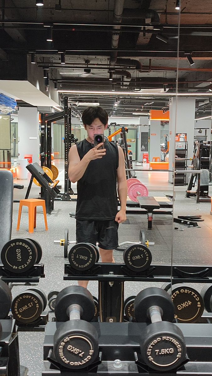 Yu753565's tweet photo. 离开你的人是在赌你没有未来 #重庆  #健身  #肌肉男 https://t.co/pHTp76QtQX