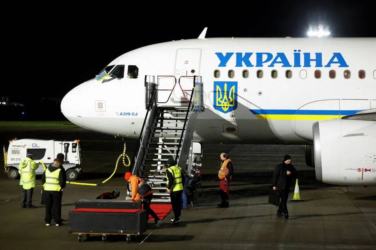 cyprien_ronze's tweet photo. 🇺🇦🇷🇺 CETTE FOIS, ÇA SUFFIT !!! L'avion de Zelensky a failli être percuté par un drone, très probablement russe !

C'est INSUPPORTABLE !
Quelques jours seulement après la frappe contre le siège des services de sécurité ukrainiens.

L'escalade de Poutine part dans tous les sens : davantage de missiles balistiques, des frappes en plein jour contre les civils, des attaques contre les autorités ukrainiennes...

IL FAUT DONNER DES INTERCEPTEURS À L'UKRAINE, ET MAINTENANT.

ET IL FAUT SANCTIONNER TRÈS DUREMENT LA RUSSIE.
En étouffant TOTALEMENT son commerce de pétrole avec un embargo maritime strict !