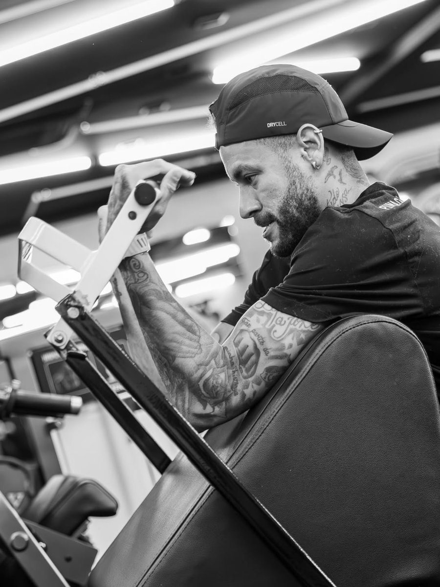 neymarjr's tweet photo. Tudo é dobrado … treino, tratamento, foco e principalmente o mental! 
Seu mental que te faz recuperar mais rápido e melhor! 
Cabeça firme e seguir trabalhando. 
Tudo passa 😉🤍🖤 https://t.co/dwsOOM8eLm