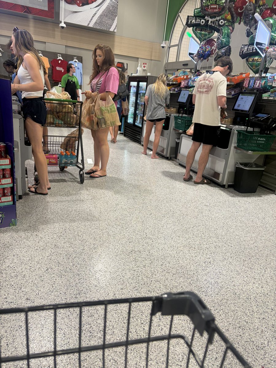 HootersHank's tweet photo. Women getting way too comfortable in public https://t.co/mQMMoXYcN8